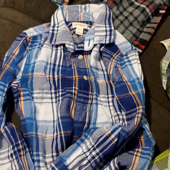 1 button down and 3 flannels! - Picture 4 of 5